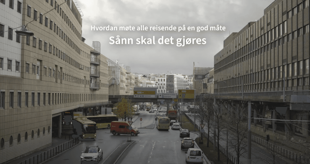 En trafikkert vei med høyblokker rundt. Øverst står teksten: Hvordan møte alle reisende på en god måte - Sånn skal det gjøres.