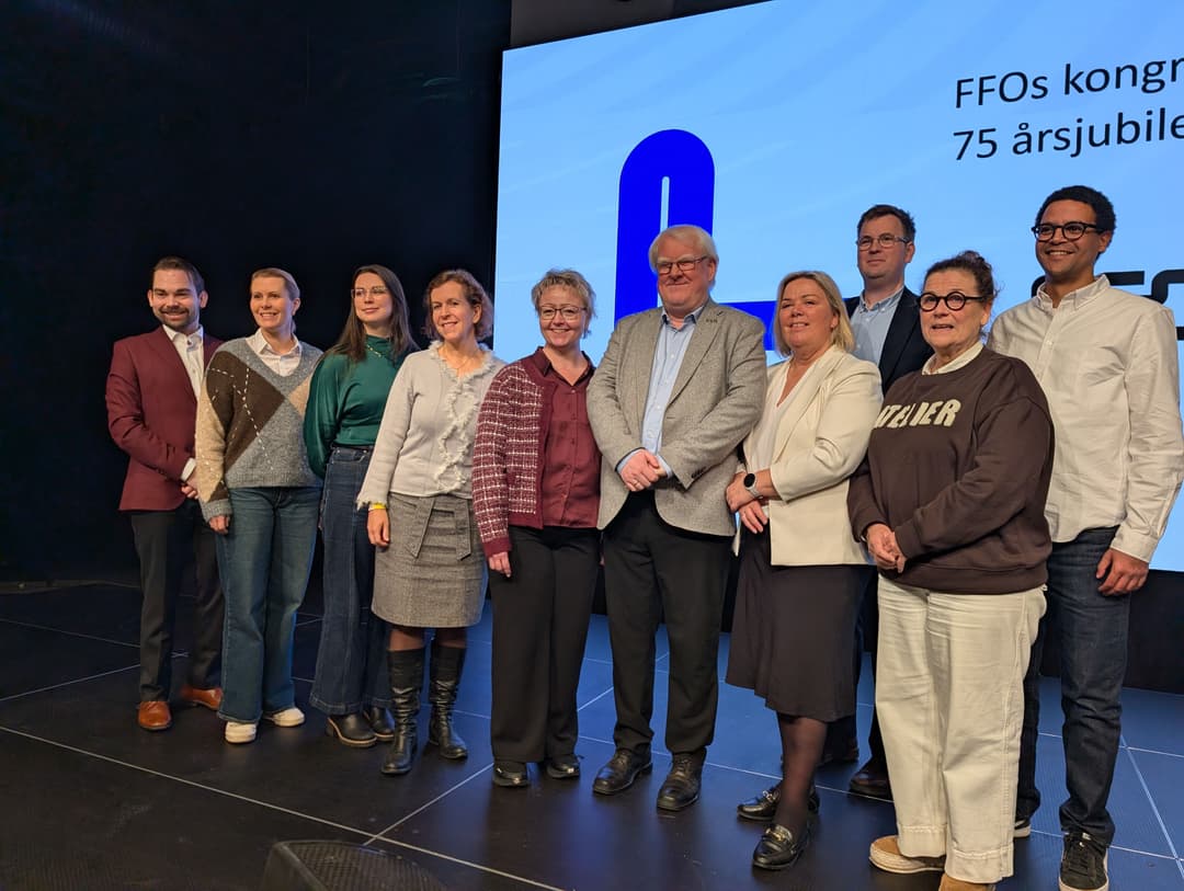 Fotografi fra FFOs jubileumskongress på Gardermoen 2025. Bildet er av det nyvalgte styret, som står på kongress-scenen.