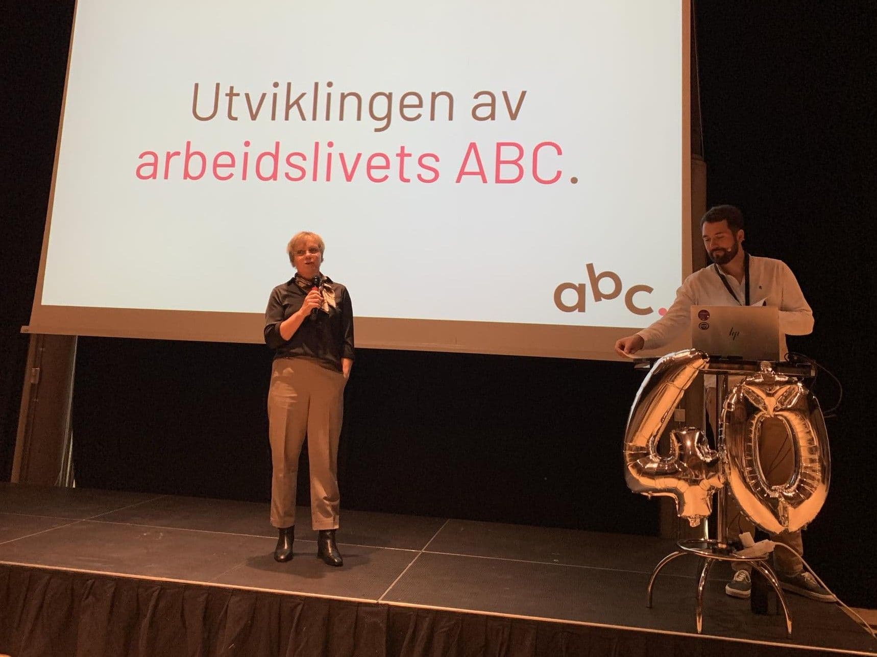 Bilde av Sidsel Dahl Bjørvik og Thomas Ledsaak fra Nav Arbeidslivsenter i Trøndelag. De snakket om Arbeidslivets ABC, et verktøy for å styrke psykisk helse på jobben