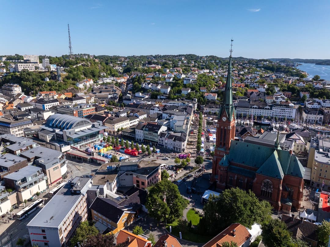 Bilde viser Arendal sentrum under Arendalsuka 2025.
