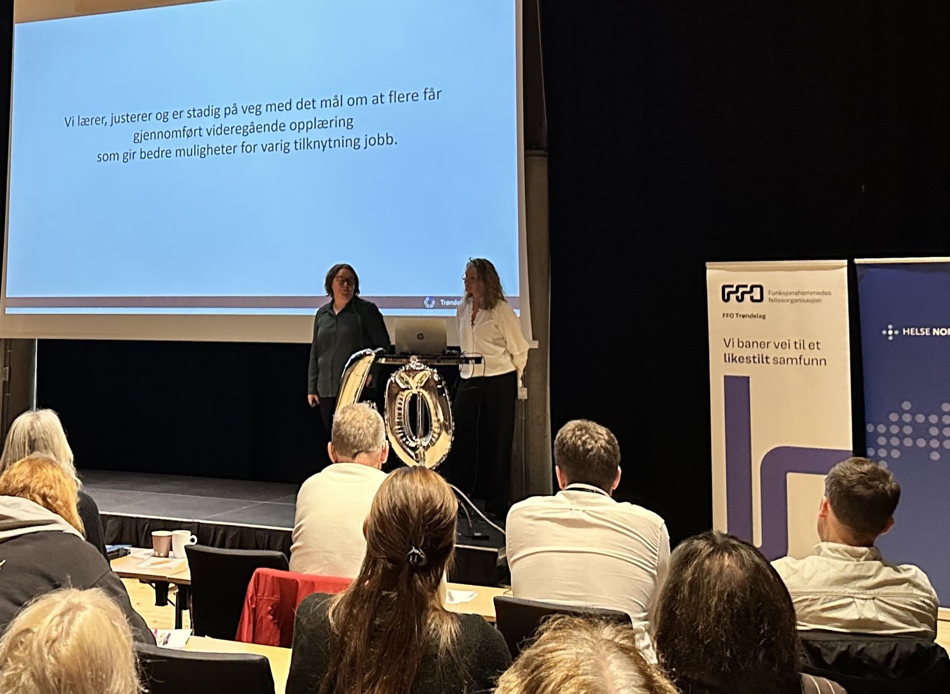 Bilde fra scenen av Marie Holtan fra Nav Trøndelag og Nina Elgåen Olsen fra Trøndelag fylkeskommune snakket om Trøndelags modellen og mulighetene til hvordan nav og fylkeskommunen kan jobbe sammen for å gi flere muligheten til en vei inn i arbeidslivet.