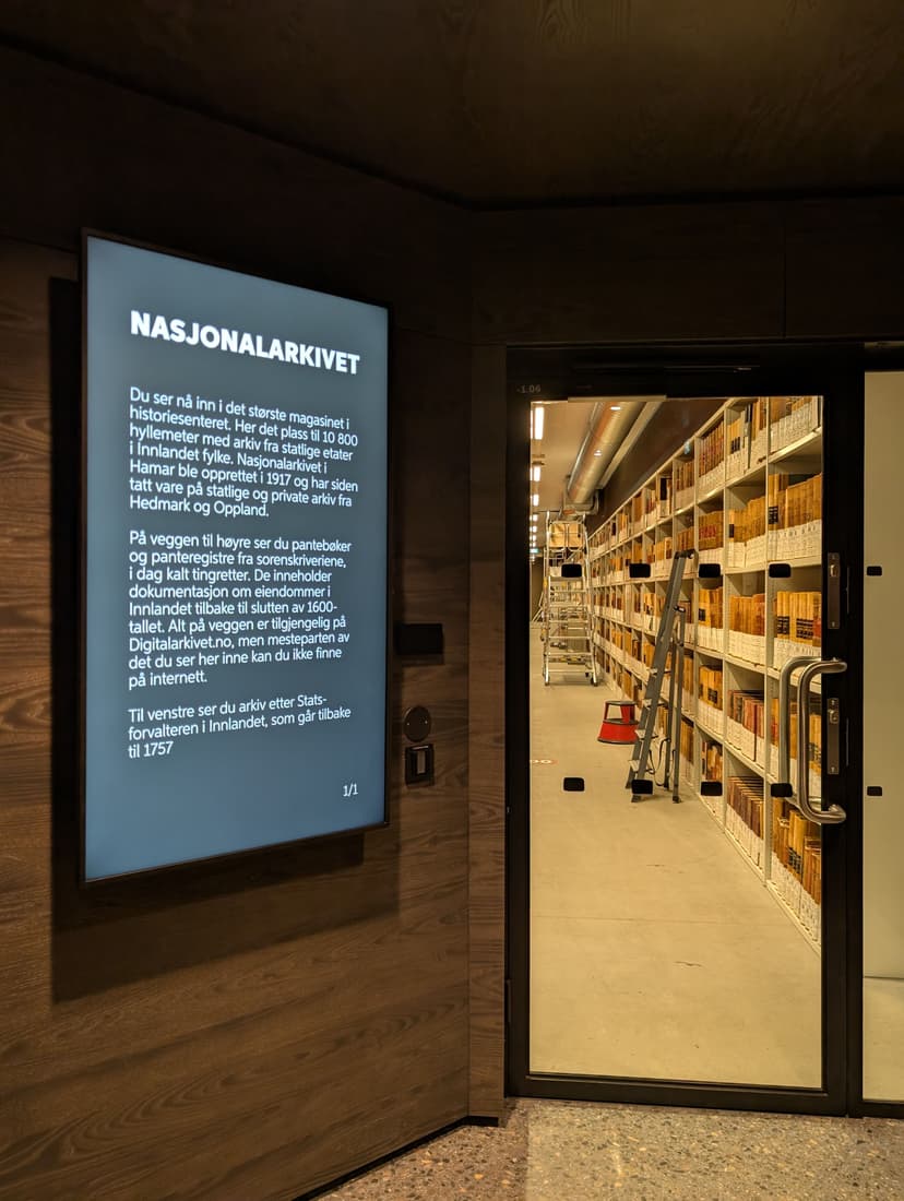 Nasjonalarkivet oppbevarer både offentlig og privat arkivmateriale – som nå også inkluderer FFO Innlandets arkiv. På bildet sees et skilt der står:
"Du ser nå inn i det største magasinet i historiesenteret. Her er det plass til 10 800 hyllemeter med arkiv fra statlige etater i Innlandet fylke. Nasjonalarkivet i Hamar ble opprettet i 1917 og har siden tatt vare på statlige og private arkiv fra Hedmark og Oppland.
På veggen til høyre ser du pantebøker og panteregistre fra sorenskriveriene, i dag kalt tingretter. De inneholder dokumentasjon om eiendommer i Innlandet tilbake til slutten av 1600-tallet. Alt på veggen er tilgjengelig på Digitalarkivet.no, men mesteparten av det du ser inne her kan du ikke finne på internett.
Til venstre ser du arkiv etter Statsforvalteren i Innlandet, som går tilbake til 1757."